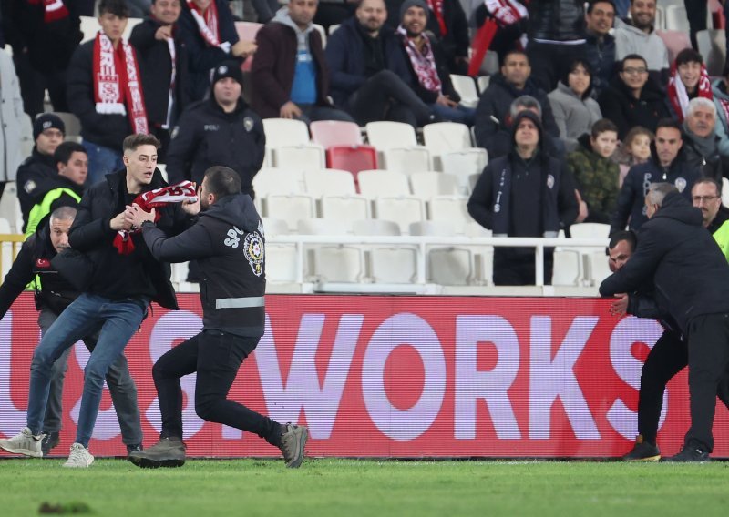 Fiorentini nisu naštetili ni igrači Sivasspora ni njegovi navijači; Duje Strukan sudio u slavlju Anonija Milića