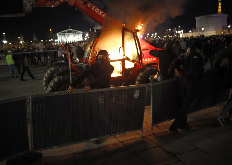 Sukob policije i prosvjednika u Francuskoj zbog mirovinske reforme