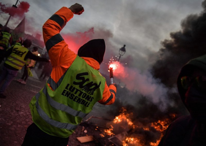 [FOTO] Žestoki neredi u Francuskoj zbog mirovinske reforme: Policija uhitila 217 prosvjednika