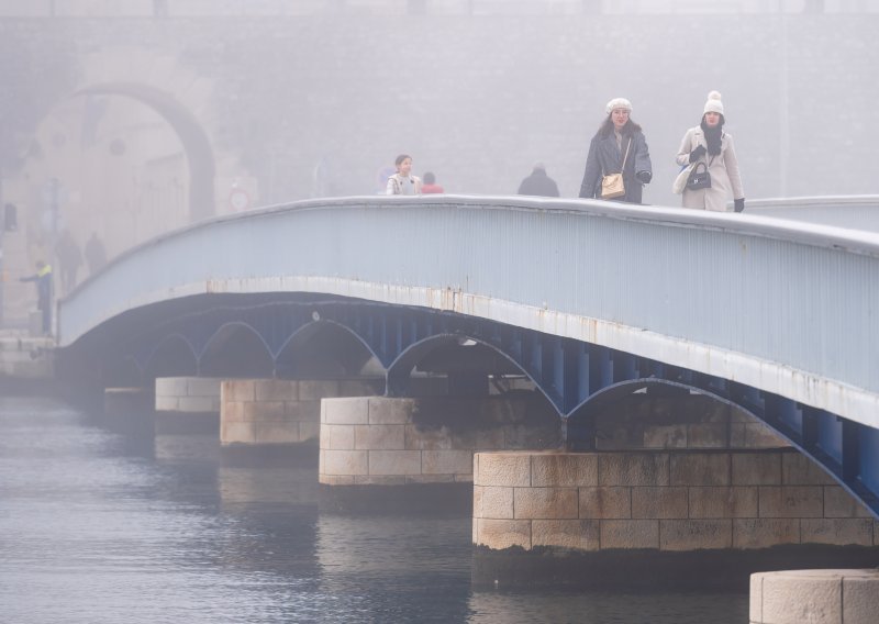 Pijan u neregistriranom automobilu usred noći vozio pješačkim mostom u Zadru