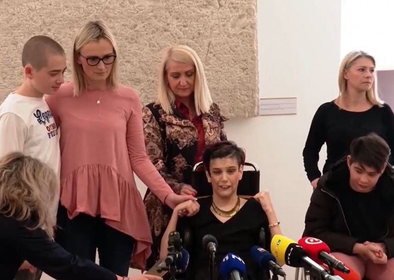 Potresna priča djeteta i njene majke njegovateljice: Mi ne odustajemo, mi smo borci koji se bore za svoja prava