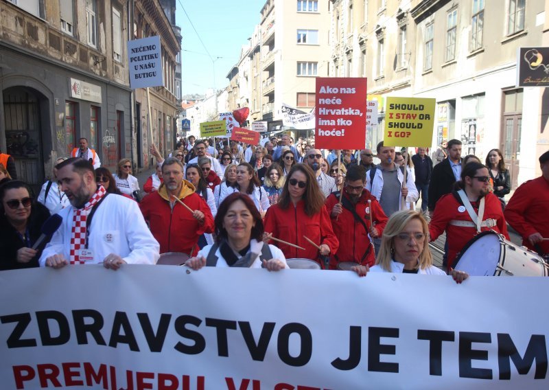 Tisuće liječnika prosvjedovalo: 'Godinama smo pognutih glava šutjeli i slušali. Milijun ljudi će ostati bez obiteljskog liječnika!'