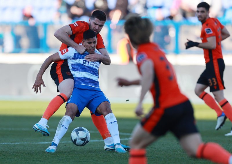 [VIDEO/FOTO] Mile Škorić na oproštaju od Osijeka nije udovoljio navijačima, odbio je pucati penal. Loptu je uzeo Mijo Caktaš...