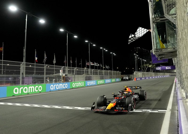 [FOTO] Sergio Perez pobjednik ulične utrke u Jeddahu, Fernando Alonso dva puta kažnjen u istoj utrci