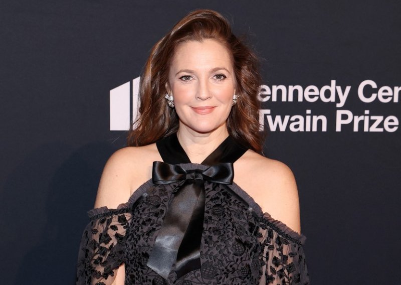 Crna elegancija u režiji Drew Barrymore: Holivudska miljenica zablistala u nikad raskošnijoj haljini