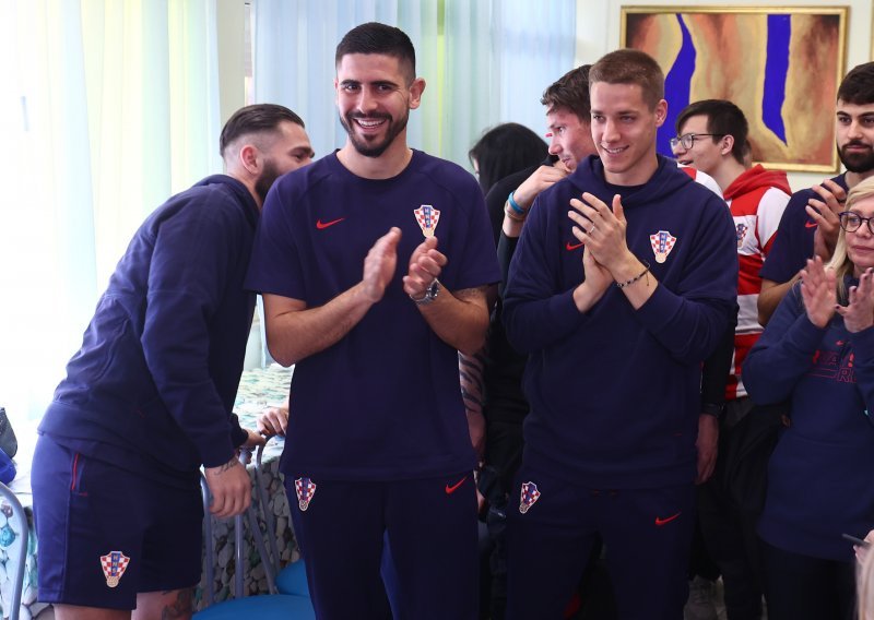 [FOTO] Izbornik Dalić i Vatreni posjetili djecu iz doma Maestral