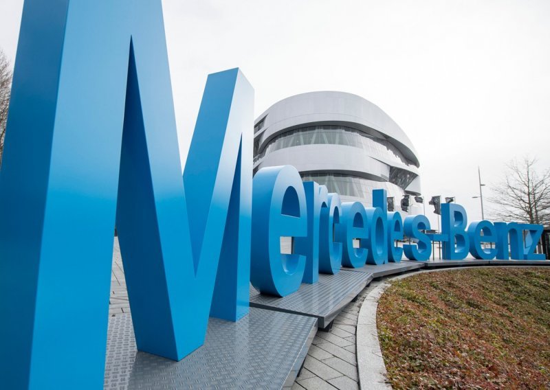 Pretres u sjedištu Mercedesa u Stuttgartu, dvojica menadžera optužena su za korupciju