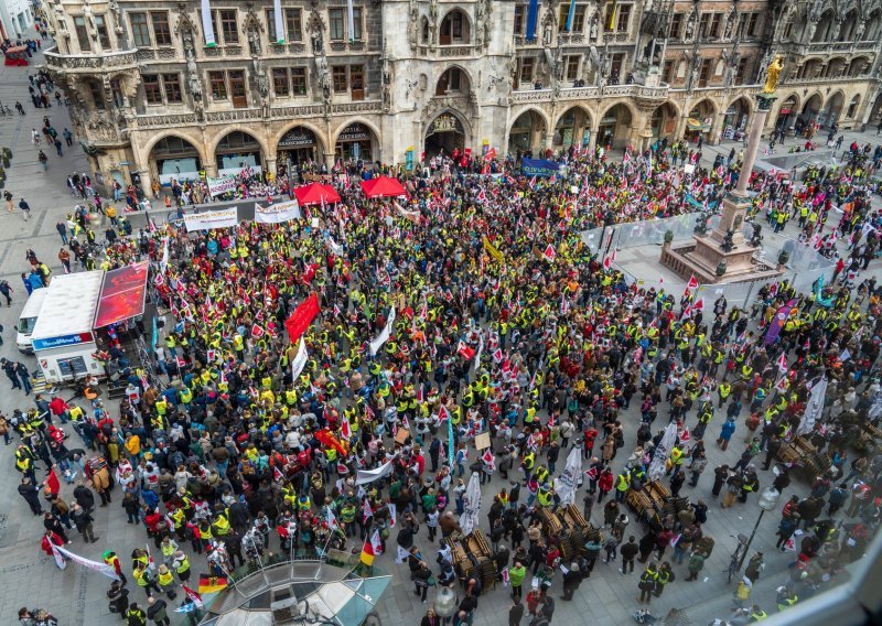 Njemački sindikati za ponedjeljak najavili 'zajedničku industrijsku akciju', počinje štrajk javnog prijevoza