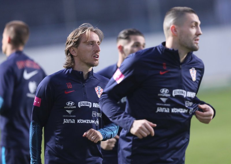 [VIDEO/FOTO] Luka Modrić pojavio se na treningu i zaradio ovacije navijača; tri 'vatrena' i dalje su na poštedi