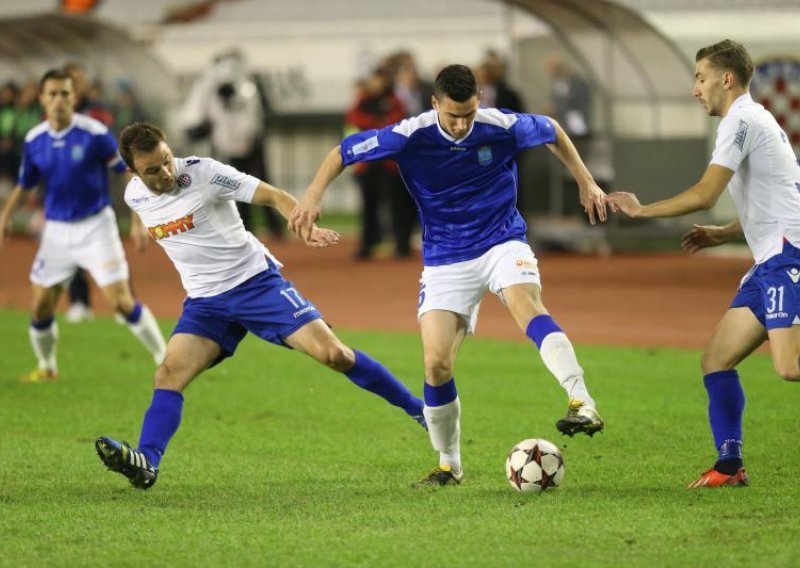 Hajduk svladao Osijek, Torcida izazvala prekid