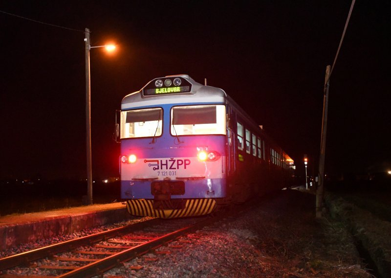 [VIDEO] Vlak naletio na automobil u Bjelovaru