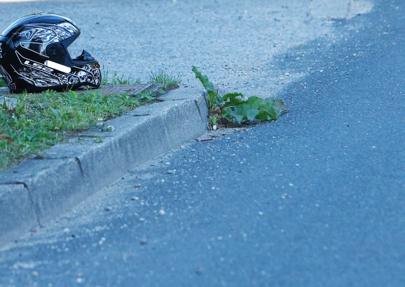 Zbog prebrze vožnje motociklist kod Karlobaga sletio s ceste i poginuo