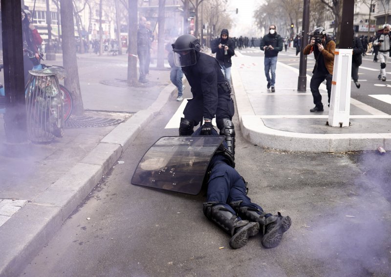 Kaos na prosvjedima u Francuskoj: Policija suzavcima rastjerivala  anarhiste
