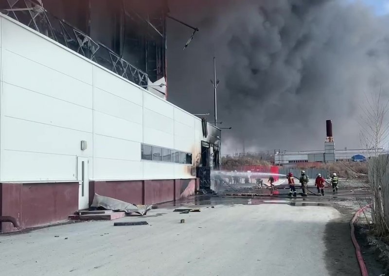 Veliki požar u industrijskoj zoni u Rusiji: Zgradu proždire vatra, više stotina ljudi evakuirano