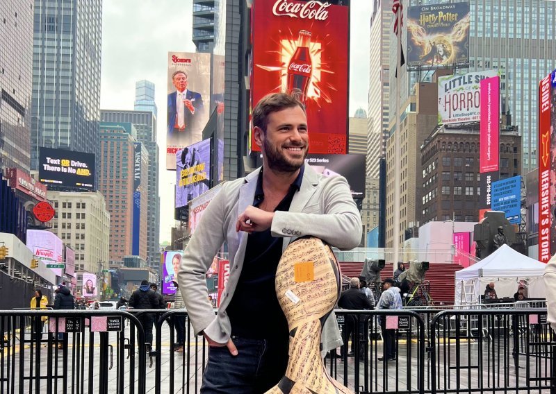 Stjepan Hauser s Andreom Bocellijem zasvirao na čuvenom Times Squareu