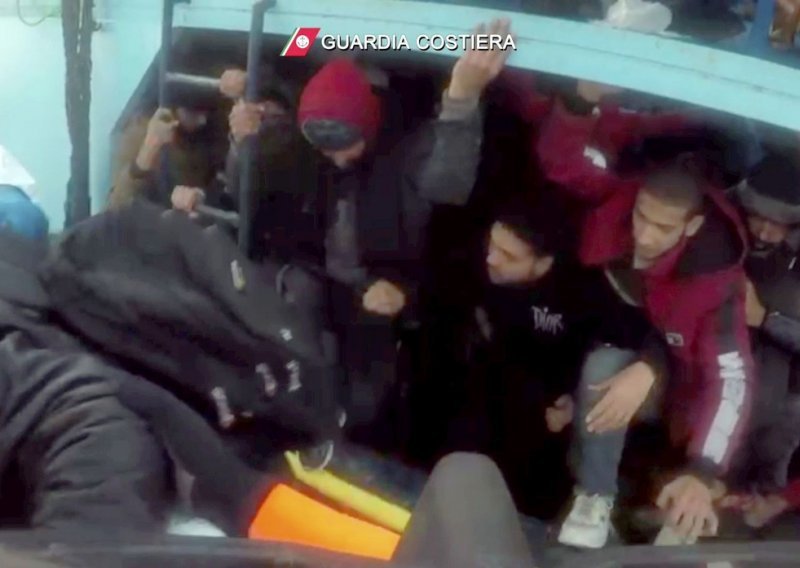 Potonuo čamac kod Tunisa, nestala 34 migranta