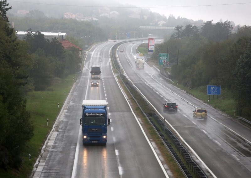 Oprez u prometu: Kolnici su mjestimice skliski