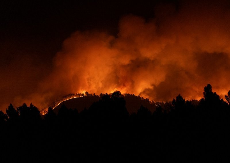 Španjolski vatrogasci i dalje se bore s požarom koji je uništio više od 4000 hekatara šume