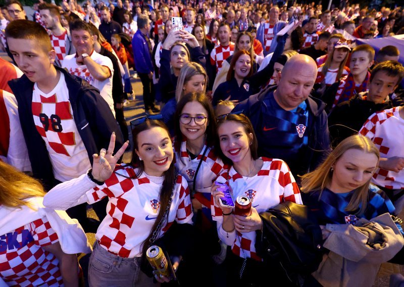 [FOTO] Pogledajte atmosferu ispred Poljuda uoči utakmice Hrvatske i Walesa