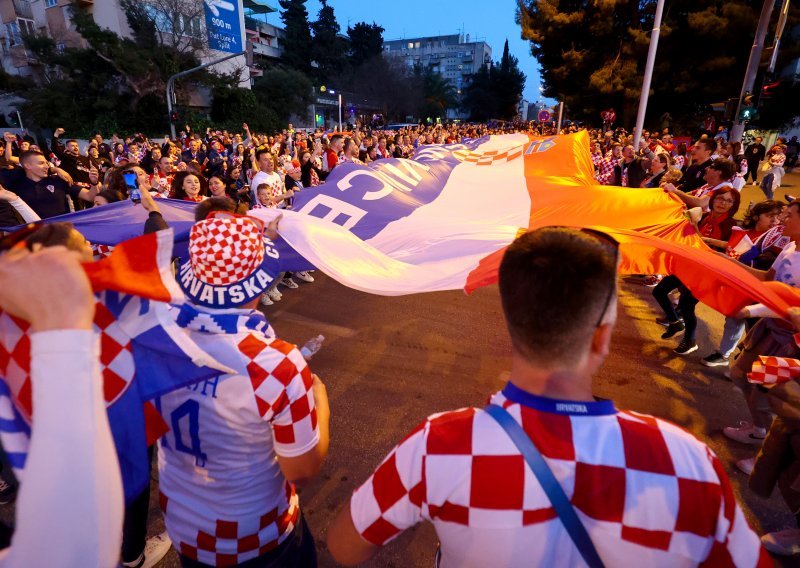 [FOTO] Velika hrvatska zastava od centra grada Splita ide prema stadionu Poljud, ludnica na ulicama