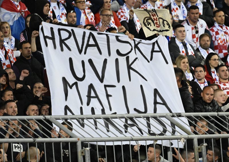 Torcida je bila na Poljudu, a u završnici utakmice izvjesila je transparent sa znakovitom porukom