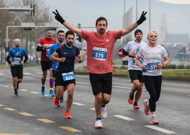 [FOTO] Ne smeta im ružno vrijeme: Trkači zavladali ulicama Zagreba, krenuo proljetni polumaraton