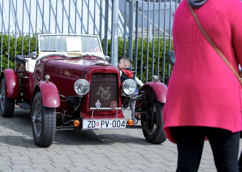 [FOTO] Oldtimeri privlačili poglede na suncu: Pogledajte jurilice koje su se poredale ispred zadarskog Višnjika