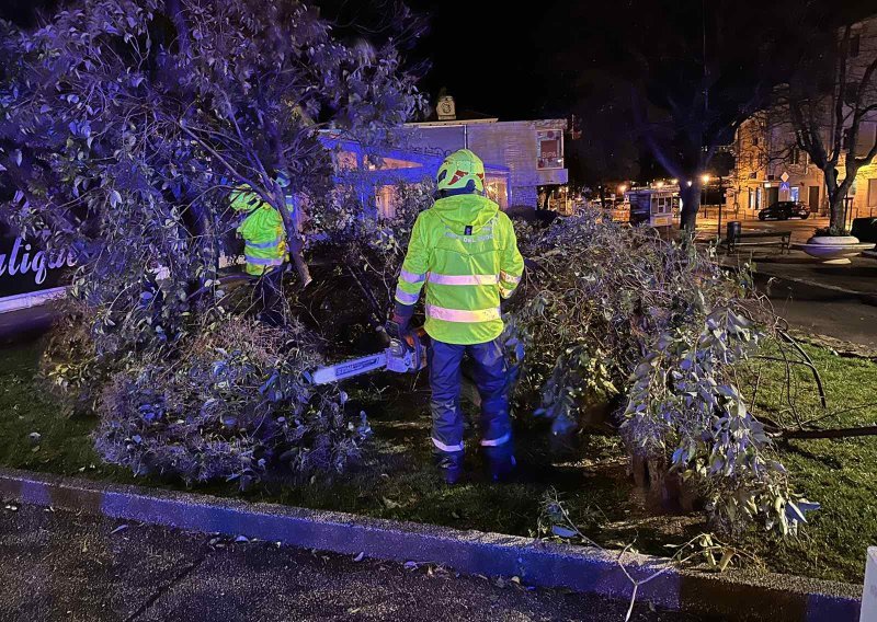 Novo nevrijeme u Hrvatskoj: Drveće padalo na prometnice, oštećeni i automobili