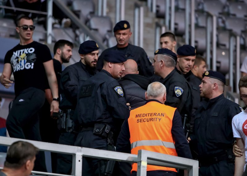 [VIDEO] Kaos u Skoplju, navijači divljali, ugrožavali živote i ostali u dvorani. Benigna situacija u Zadru eskalirala do pražnjenja tribina