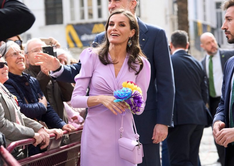 Nježno izdanje kraljice Letizije: Laskavu haljinu naglasila jednako efektnom torbom