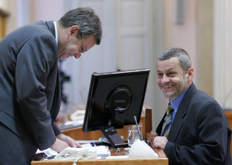 Oporba tjera zeca, a istjerat će lisicu