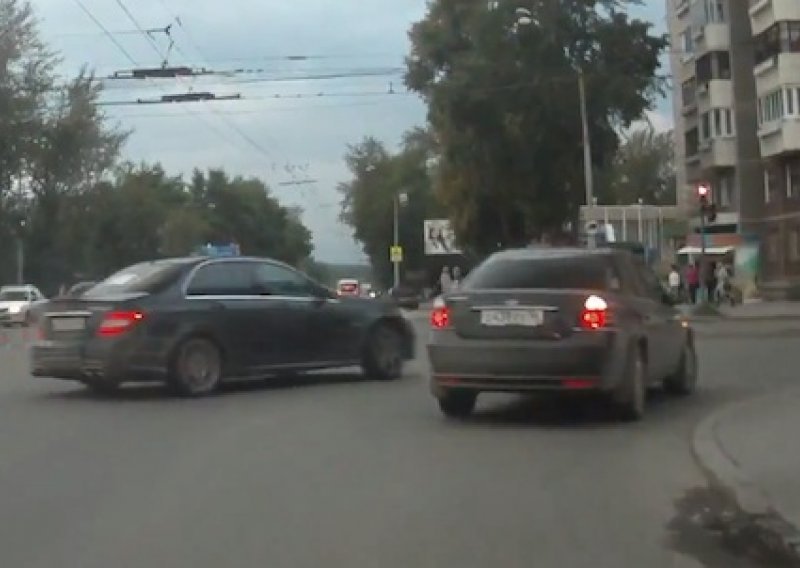 Je li vozač ovog Mercedesa znalac ili običan divljak?