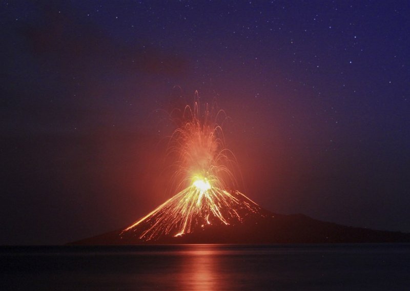 Vulkan Anak Krakatoa u Indoneziji počeo erumpirati, izbacio golem oblak pepela