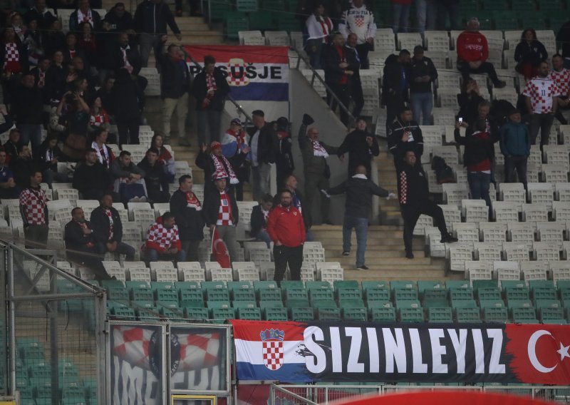 Hrvatski navijači na stadionu u Bursi razvukli transparent, reakcija domaćina nije izostala