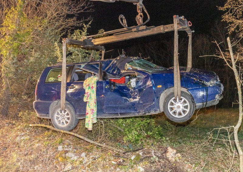 [FOTO] Objavljeni detalji teške nesreće u kojoj je poginuo suvozač maloljetnice koja je vozila bez dozvole