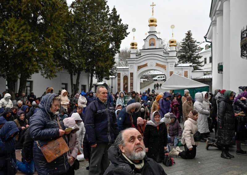 Naguravanje ispred kijevskog samostana zbog deložacije, napadnuti novinari