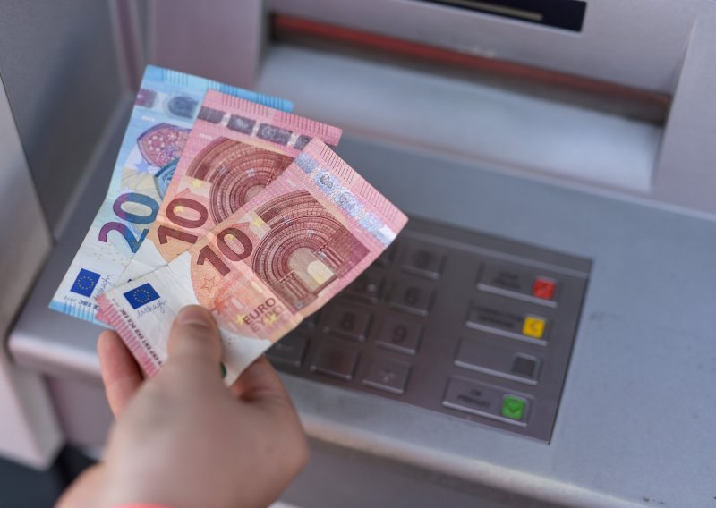 Na bankomatima uskoro novčanice od 50 i 100 eura