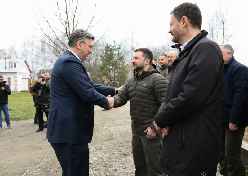 [FOTO/VIDEO] Andrej Plenković na komemoraciji sa Zelenskim u Buči: 'Prisjećamo se užasa koje je počinila ruska vojska i odajemo počast herojima!'