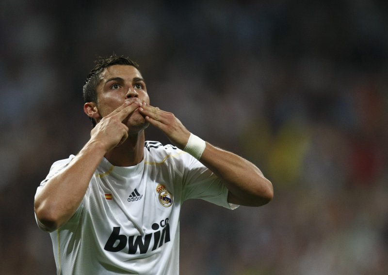 Ronaldo mijenja pelene i bježi od braka