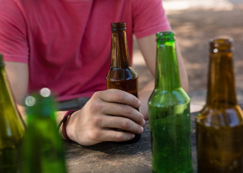 Ljudi koji kasno liježu neće umrijeti mlađi od ranoranilaca, problem su alkohol i pušenje