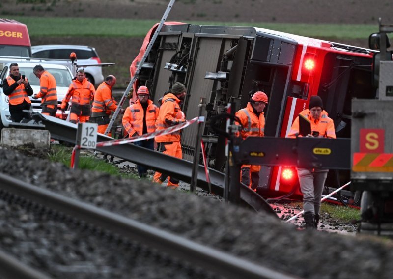 Dva vlaka iskočila iz tračnica u Švicarskoj, ima ozlijeđenih