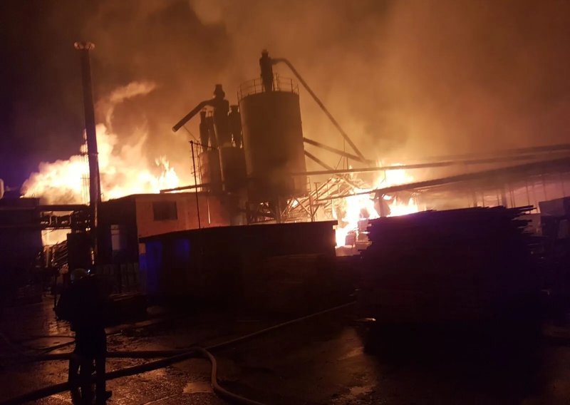Tijekom noći izbio veliki požar u tvornici parketa kod Velike Gorice, ima ozlijeđenih