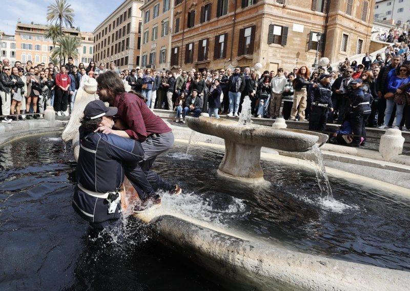 'Smak svijeta' u Rimu: Zacrnjena voda u monumentalnoj fontani