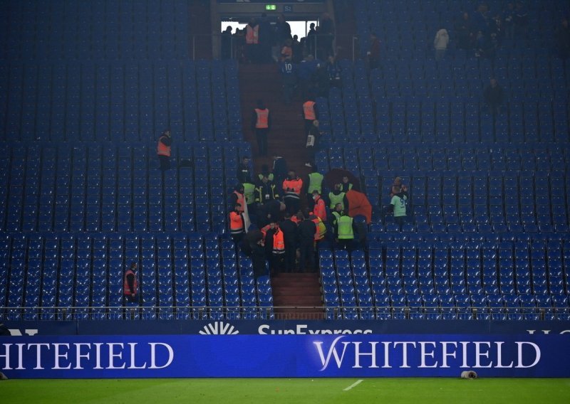 Drama na stadionu Schalkea, a nakon utakmice potvređna smrt navijača