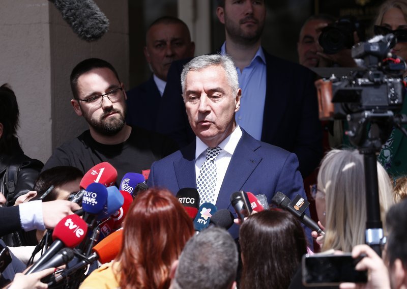 Nakon poraza na izborima Milo Đukanović podnio ostavku na mjesto šefa stranke