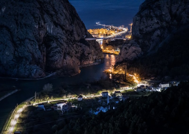 [FOTO] Pogledajte kako izgleda novi most preko Cetine noću