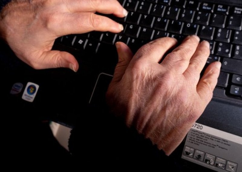 'Srebrni surferi': Edukacija starijih o internetskim prevarama i 'trolanju'