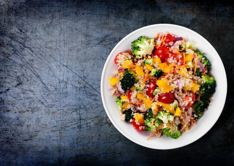 Ova brza proljetna salata prefinog je okusa, a nećete se namučiti oko pripreme