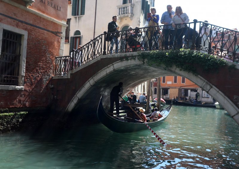 Brojni turisti uživaju u ljepotama Venecije