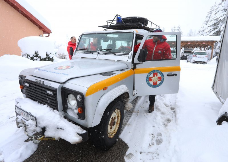 Spašeno dvoje Nijemaca koji su se otrovali hranom na Velebitu, stigli su u bolnicu